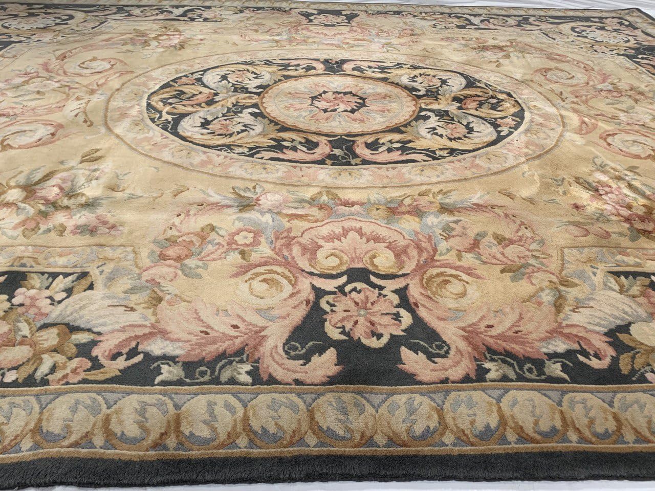 Fine Hand Knotted Savonnerie Rug 8' X 10'